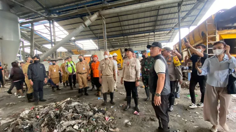 Tangani Masalah Antrean Mobil Sampah, Respati Kirim Eskavator