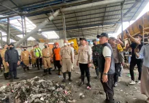 Tangani Masalah Antrean Mobil Sampah, Respati Kirim Eskavator