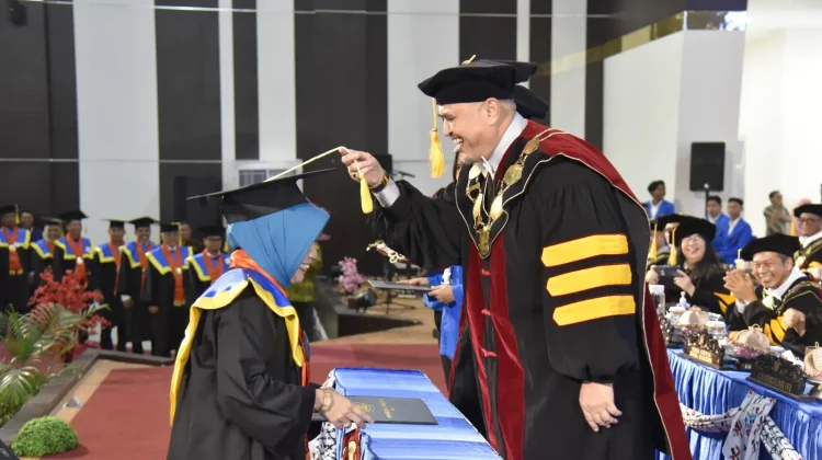 Wisuda Untad, Rektor Minta Lulusan Jadi Agen Perubahan