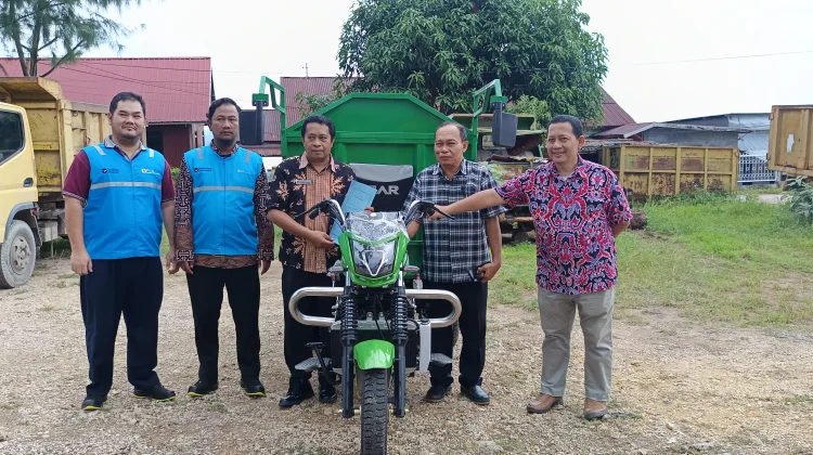PLTMG Baubau Serahkan Motor Sampah Dukung Kebersihan Kota