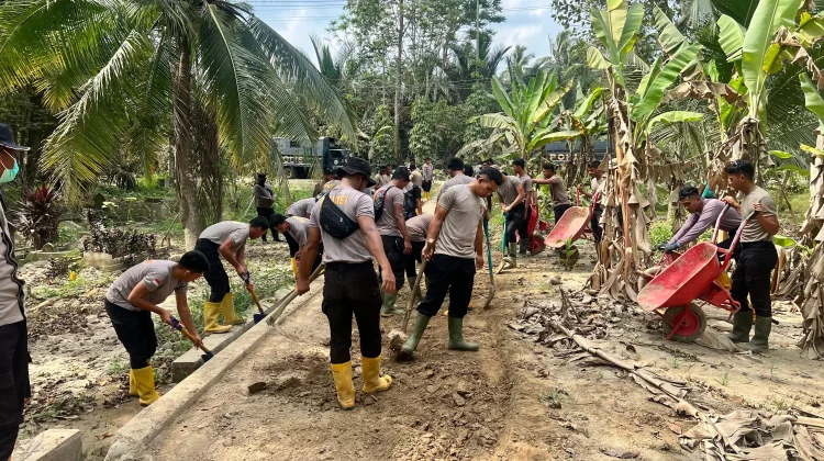 Polri Gelar Gotong Royong di Gampong Glee Dagang