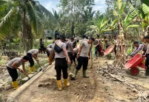 Polri Gelar Gotong Royong di Gampong Glee Dagang