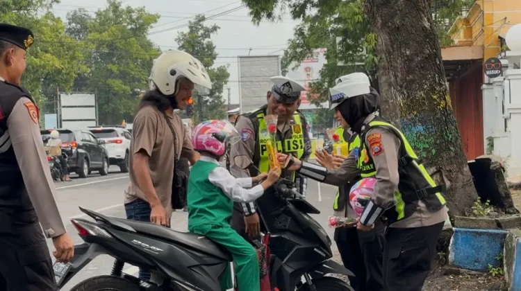 Operasi Keselamatan, Polres Ponorogo Beri Hadiah Pengendara Tertib