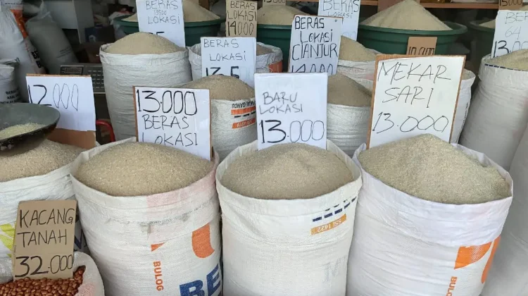 Cek Harga Beras di Pasar Wamanggu Merauke