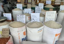 Cek Harga Beras di Pasar Wamanggu Merauke