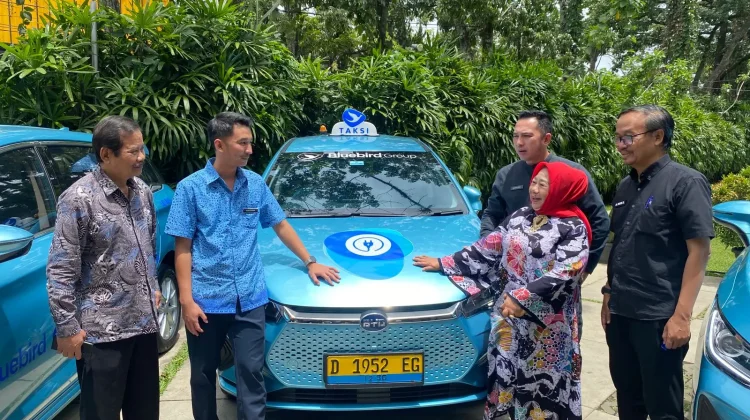 Jadi Taksi Listrik Pertama di Bandung, e-Bluebird Resmi Beroperasi