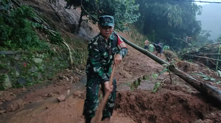 Babinsa Koramil Cijambe, Gerak Cepat Tangani Longsor