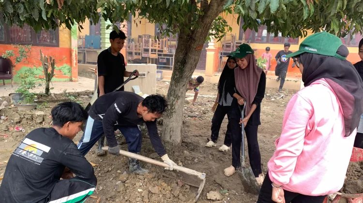 KKN Relawan Unimal Rampungkan Pembersihan SDN 5 Baktiya