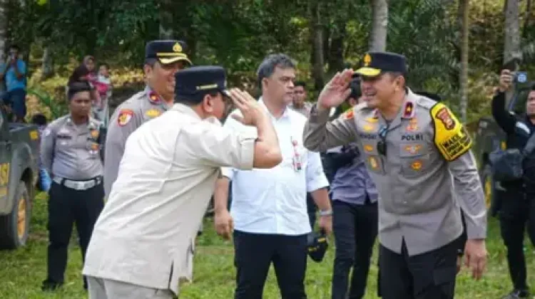 Waka Polda Riau dan Bupati Kuansing Tinjau Jembatan Merah Putih