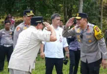 Waka Polda Riau dan Bupati Kuansing Tinjau Jembatan Merah Putih