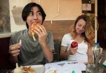 Bahaya Kebiasaan Mengunyah Makanan Terlalu Cepat