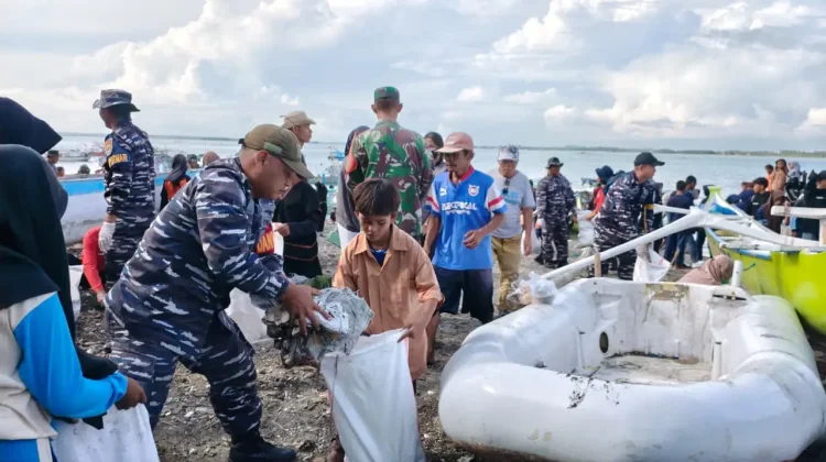 TNI AL dan Warga Lotim Bergerak Sukseskan Program Indonesia ASRI