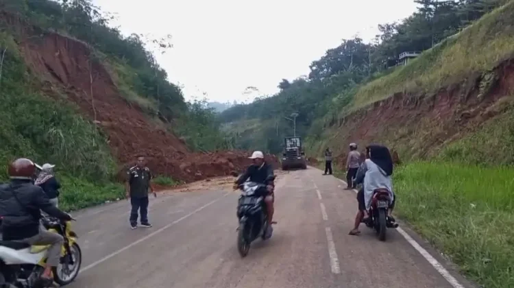 Jalan Ciawi - Singaparna Tasikmalaya Tertutup Longsor