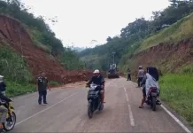 Jalan Ciawi - Singaparna Tasikmalaya Tertutup Longsor