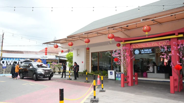 Meriahkan Imlek, Wajah Stasiun Purwokerto Jadi Merah Emas