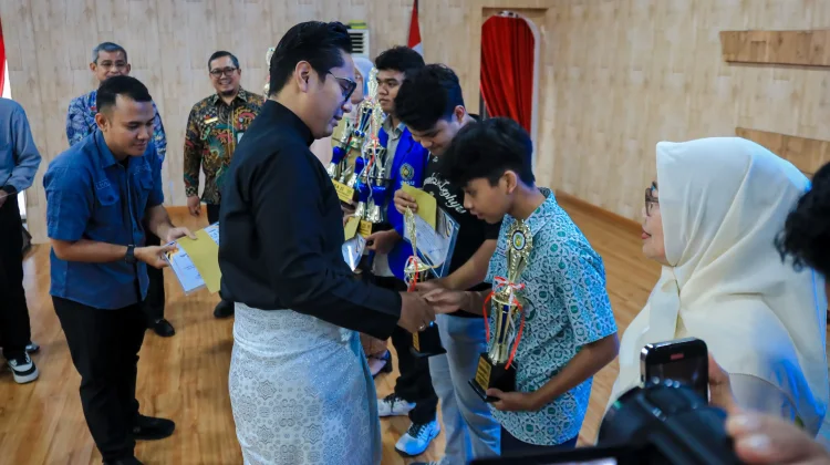 Rico Waas Serahkan Hadiah Lomba Inovasi Medan
