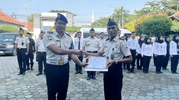 Lapas Brebes Berikan Piagam Penghargaan Pegawai Bulan Januari