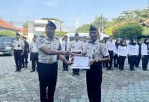 Lapas Brebes Berikan Piagam Penghargaan Pegawai Bulan Januari