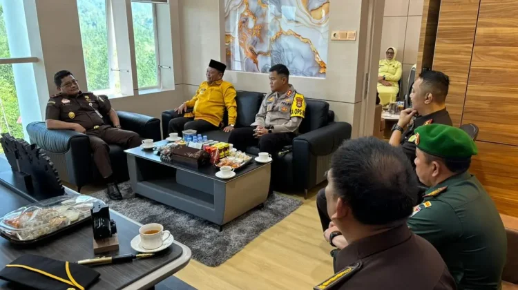 Kapolres Mamasa Perkuat Sinergi dalam Kunjungan Kerja Kajati