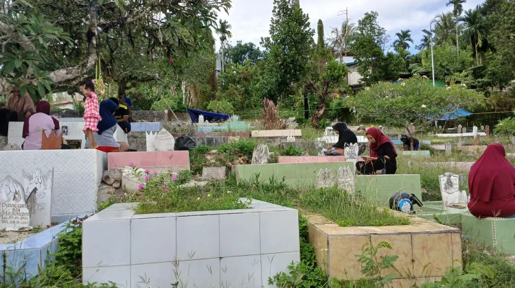 Menjelang Ramadan Warga Fakfak Ramai Lakukan Ziarah Kubur