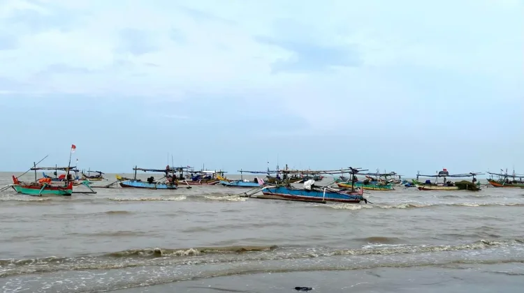 Nelayan Libur Melaut, Pasokan Ikan di Tuban Menurun