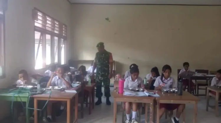 Babinsa Talaud Kawal Distribusi Makan Bergizi di Sekolah