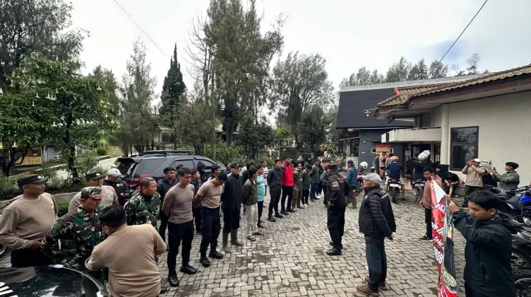 Lebih dari Satu Ton Sampah Dibersihkan dari Bromo