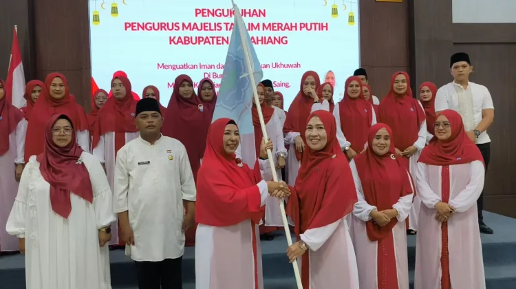 Emi Nata Pimpin Majelis Taklim Merah Putih
