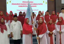 Emi Nata Pimpin Majelis Taklim Merah Putih