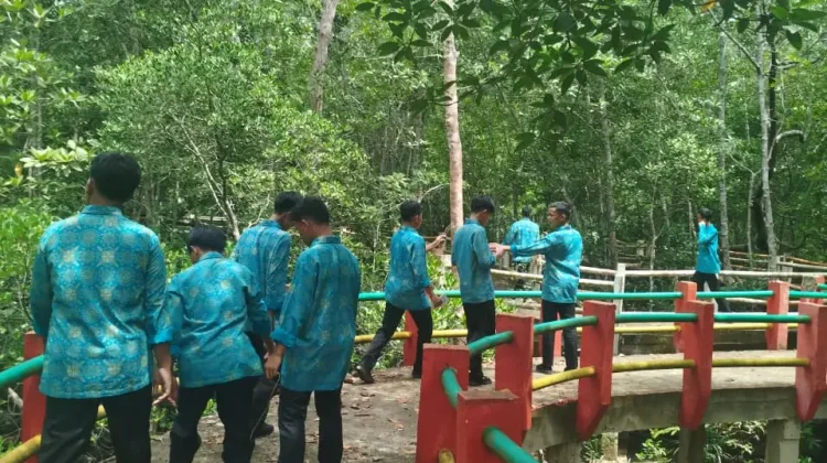 MTsS Plus Bahrul Ulum Kenali Santri Pentingnya Mangrove