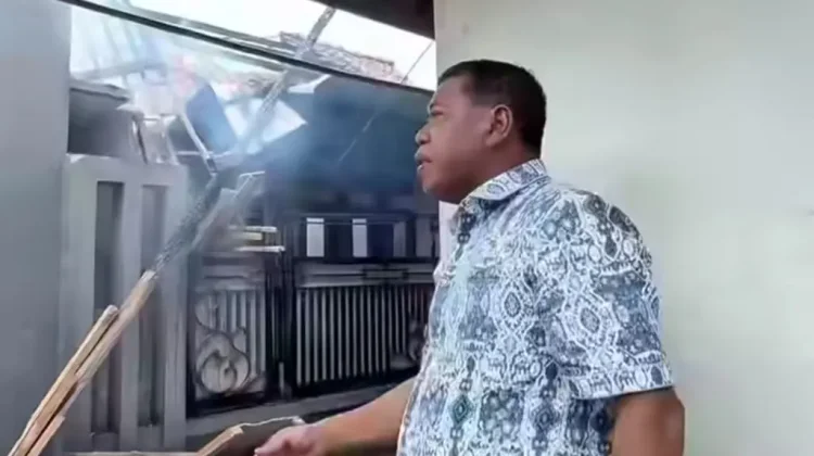 Bupati Majalengka Bantu Padamkan Kebakaran Rumah Warga