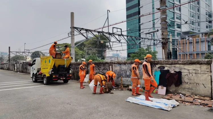 Petugas Gabungan Tertibkan Bangunan Liar di Cideng