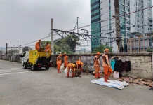 Petugas Gabungan Tertibkan Bangunan Liar di Cideng