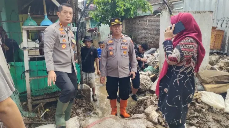 Kapolresta Bandung Turun Langsung Evakuasi Korban Banjir Majalaya