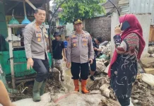 Kapolresta Bandung Turun Langsung Evakuasi Korban Banjir Majalaya