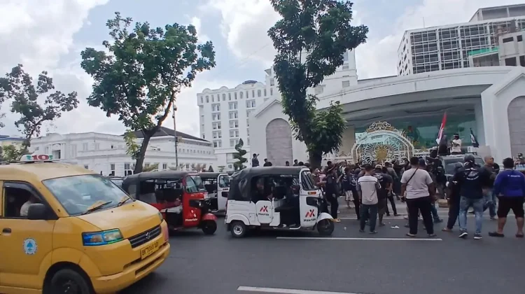 Driver Bajaj Online Medan Menuntut Pembentukan Payung Hukum