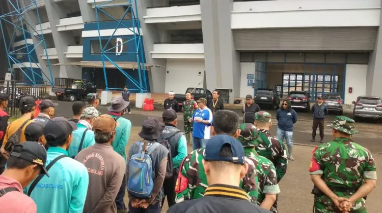 Aksi Gotong Royong Bersih-bersih Stadion GBLA