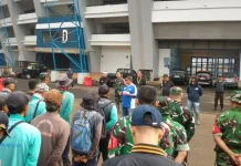Aksi Gotong Royong Bersih-bersih Stadion GBLA