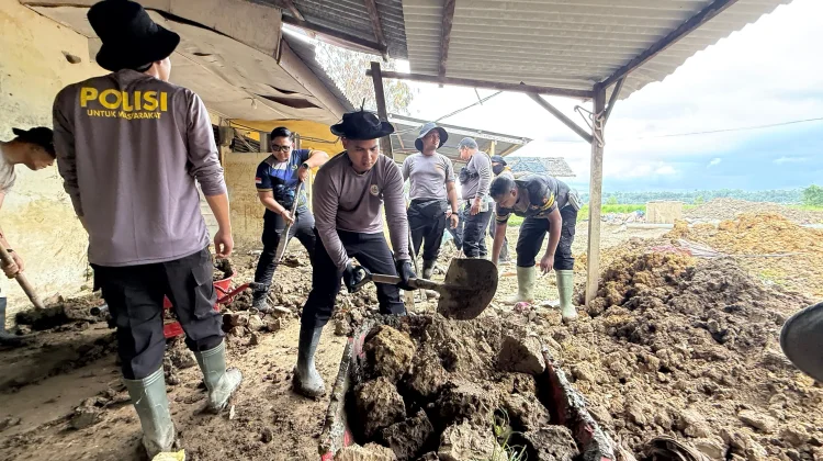 Mahasiswa STIK-PTIK Angkatan 83 Bersihkan Lumpur