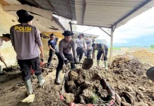 Mahasiswa STIK-PTIK Angkatan 83 Bersihkan Lumpur