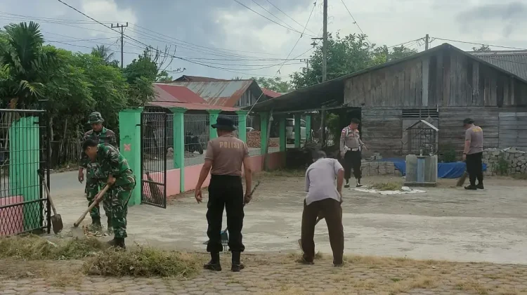 TNI-Polri dan Warga Rancong Baro Gotong Royong Bersihkan Meunasah
