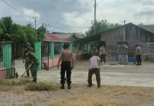 TNI-Polri dan Warga Rancong Baro Gotong Royong Bersihkan Meunasah