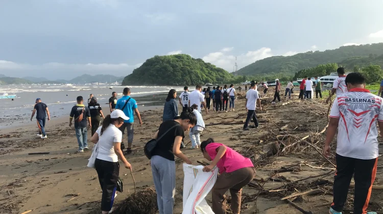 Pemkab Mabar Perketat Patroli Sampah Pesisir