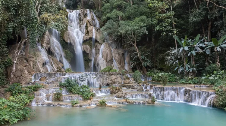 Pesona Magis Air Terjun Kuang Si yang Memikat Dunia