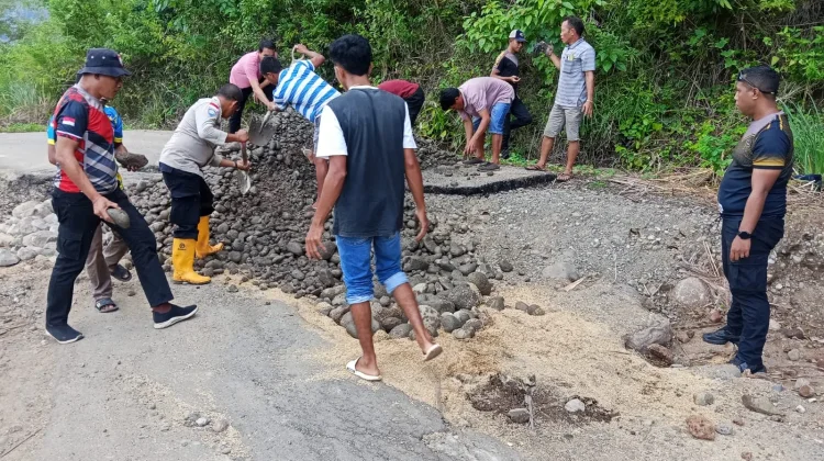Polsek Lembor dan Warga Perbaiki Jalan Amblas di Welak