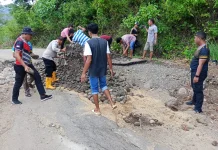 Polsek Lembor dan Warga Perbaiki Jalan Amblas di Welak