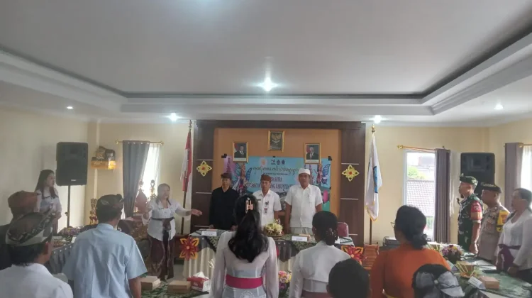 Bhabinkamtibmas Hadiri Kegiatan Bulan Bahasa Bali VIII di Desa Satra
