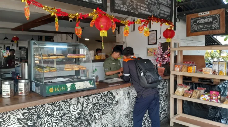 KAI Services Hiasi Loko Café Yogyakarta dengan Nuansa Imlek