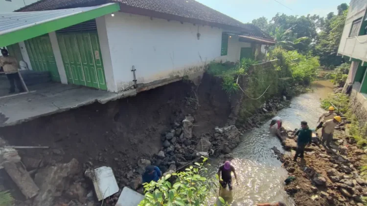 Diterjang Banjir, Sebuah Rumah di Tulung Hampir Longsor