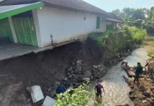 Diterjang Banjir, Sebuah Rumah di Tulung Hampir Longsor